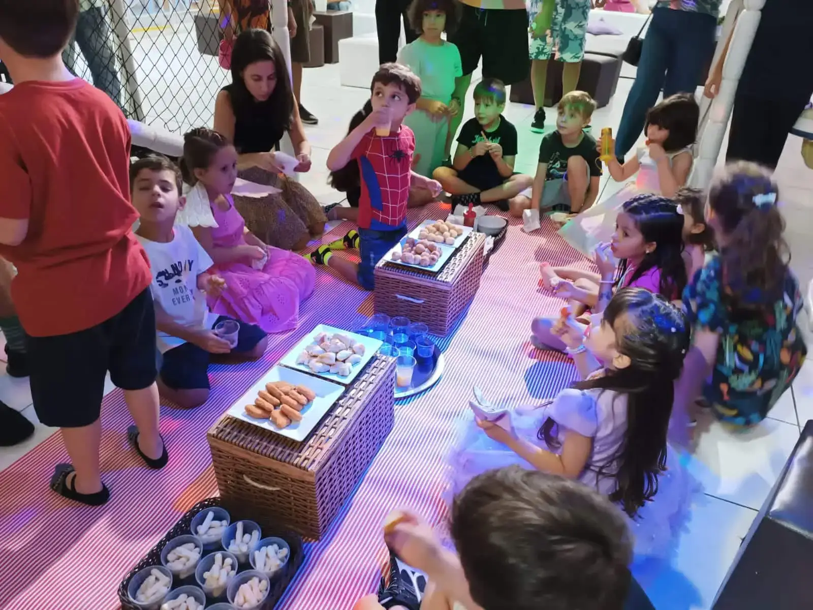Crianças no Buffet Infantil comendo na Hora do Piquenique